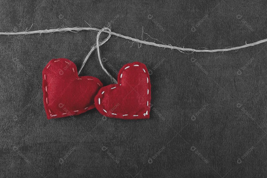 Fundo do Dia dos Namorados com coração vermelho e fundo cinza