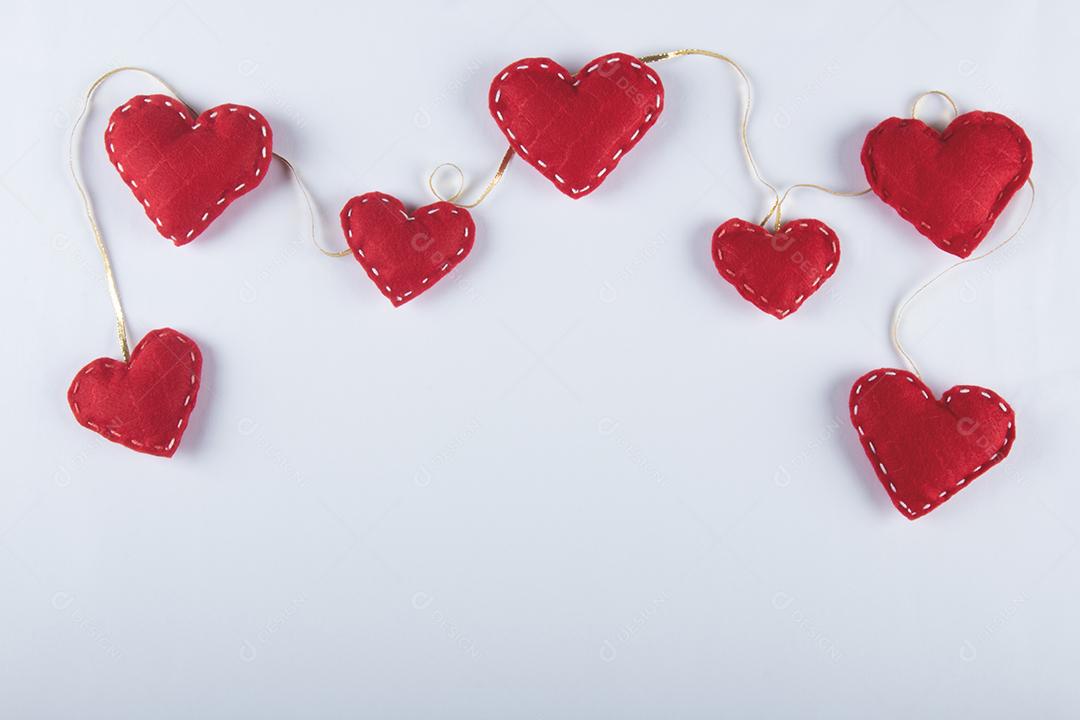 Fundo do Dia dos Namorados com corações vermelhos e fundo branco
