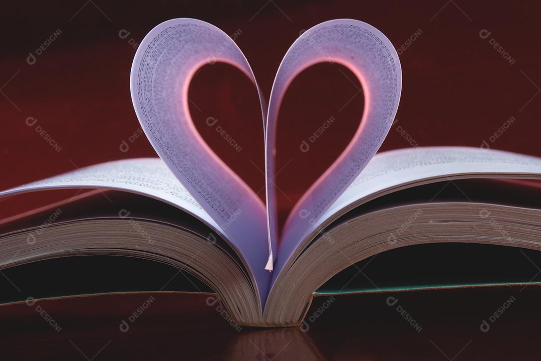 Fundo de dia dos namorados com livro aberto e pag em forma de coração
