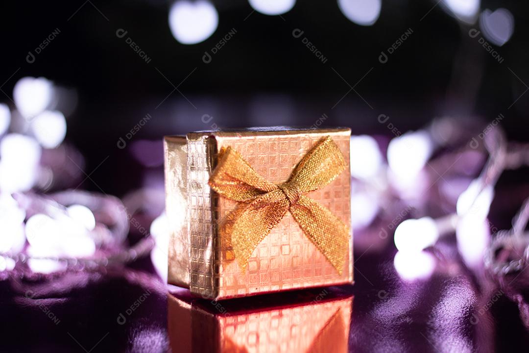 Presente de dia dos namorados com fundo de luzes de néon em forma de coração.