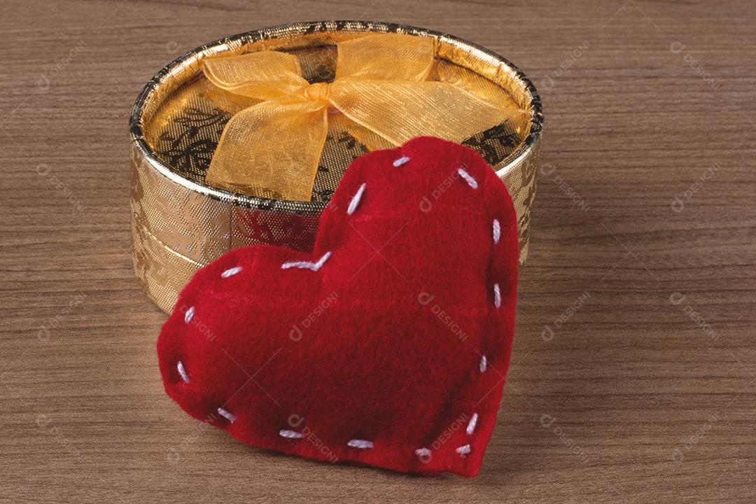 Presente de dia dos namorados com corações vermelhos.