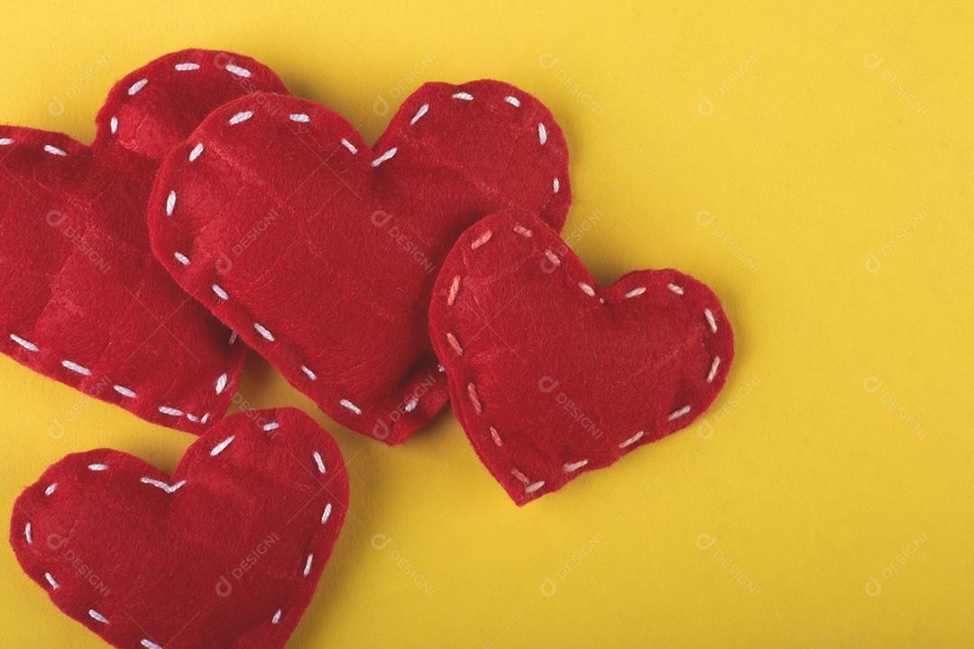 Corações vermelhos sobre fundo amarelo.