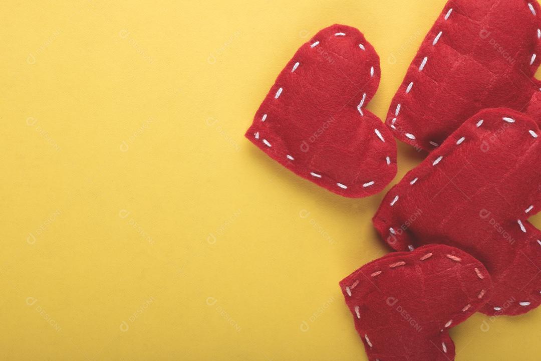 Corações vermelhos sobre fundo amarelo.