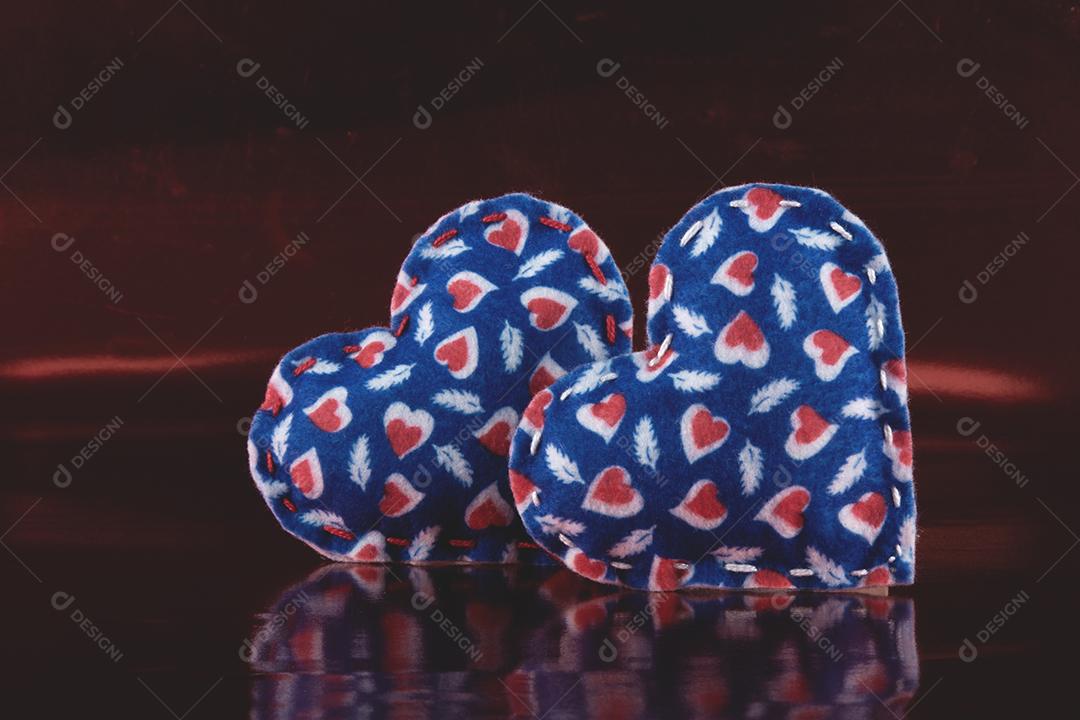 Fundo de dia dos namorados com corações e fundo vermelho.