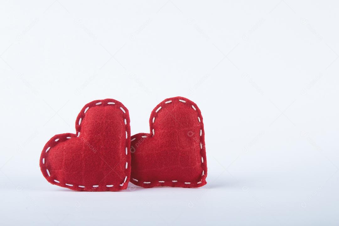 Fundo de dia dos namorados com corações e fundo branco.