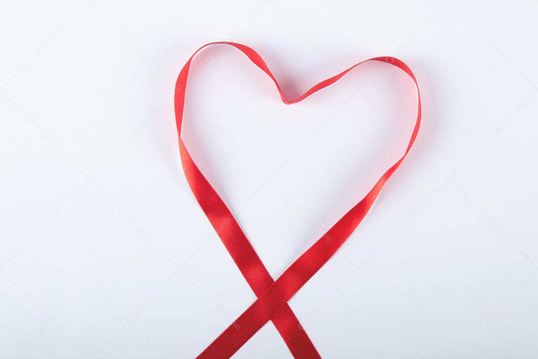 Fundo de dia dos namorados com laço vermelho formando coração.