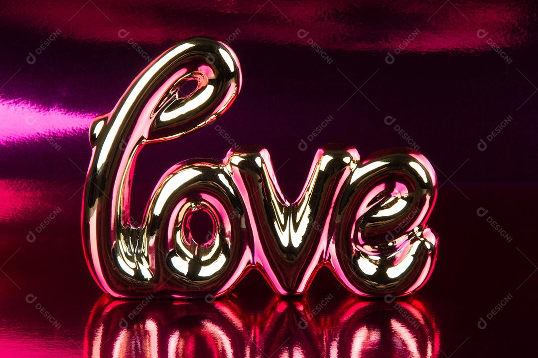 Texto de amor, letras douradas com o conceito de dia dos namorados