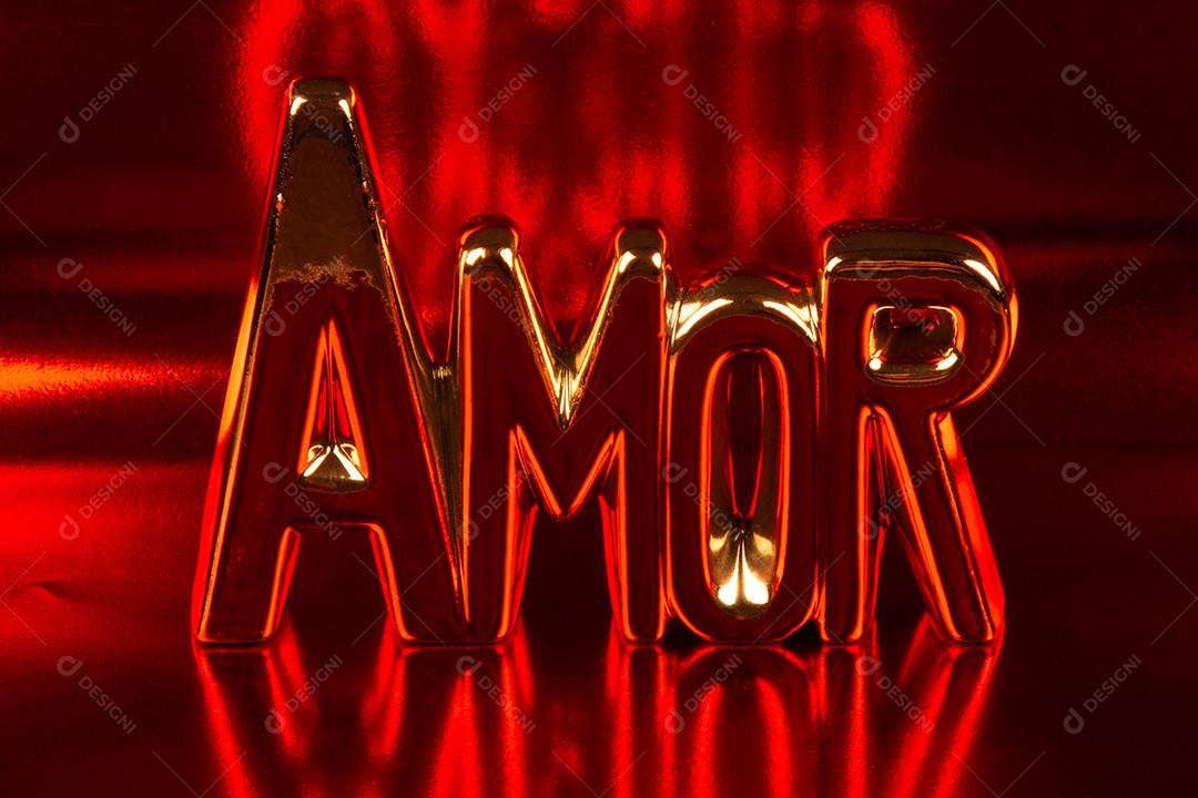 Amo o texto em português com fundo vermelho.