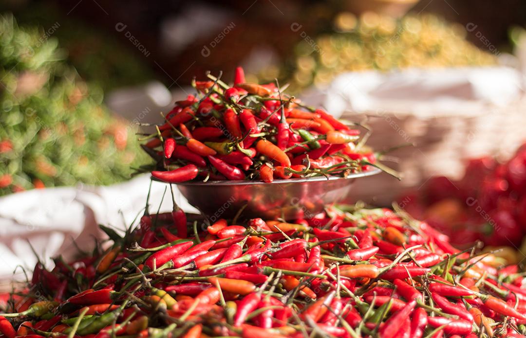 pilha de pimentas à venda em uma feira popular.