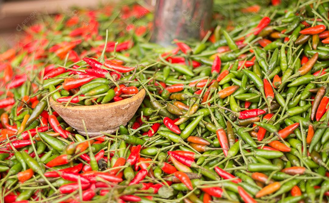 pilha de pimentas à venda em uma feira popular.