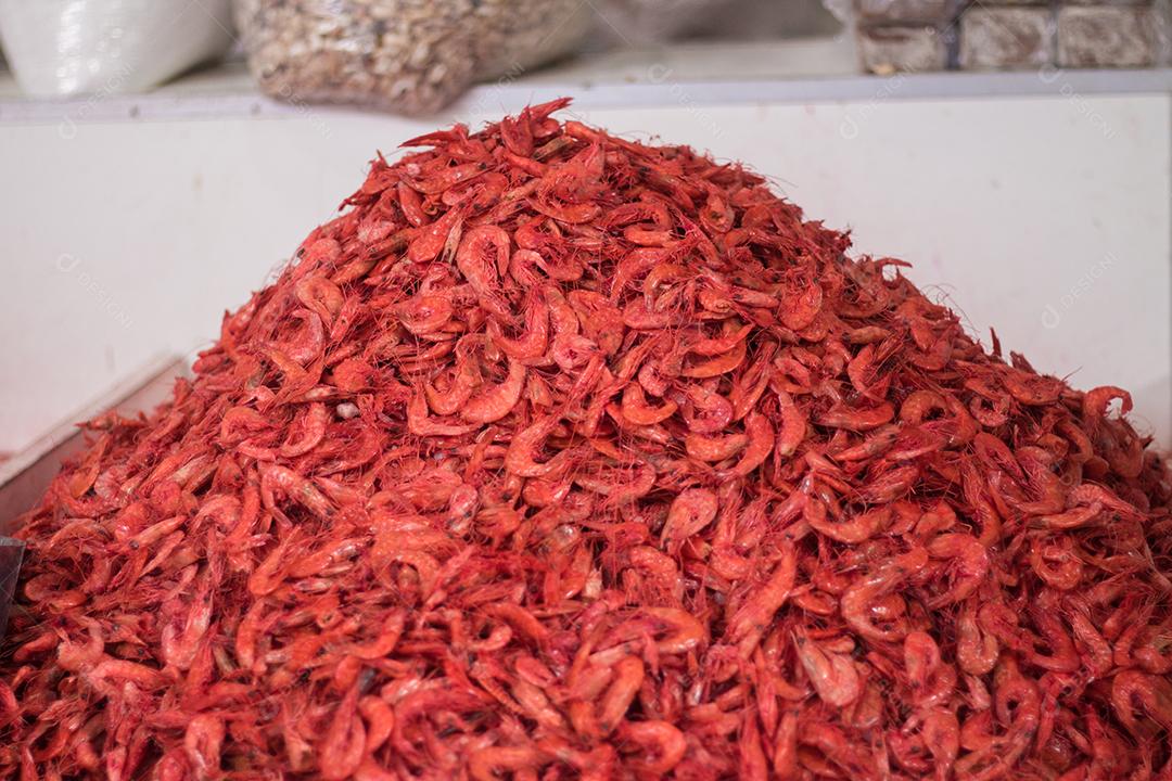 Pilhas de camarão cozido e vermelho em um vendedor no Mercado de Peixes da Bahia