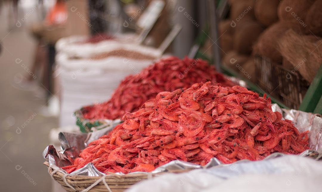 Pilhas de camarão cozido e vermelho em um vendedor no Mercado de Peixes da Bahia