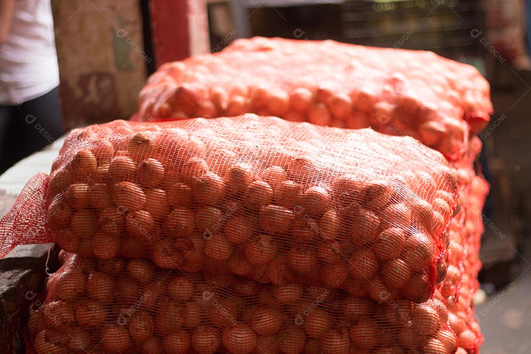 Sacos de batatas no mercado baiano