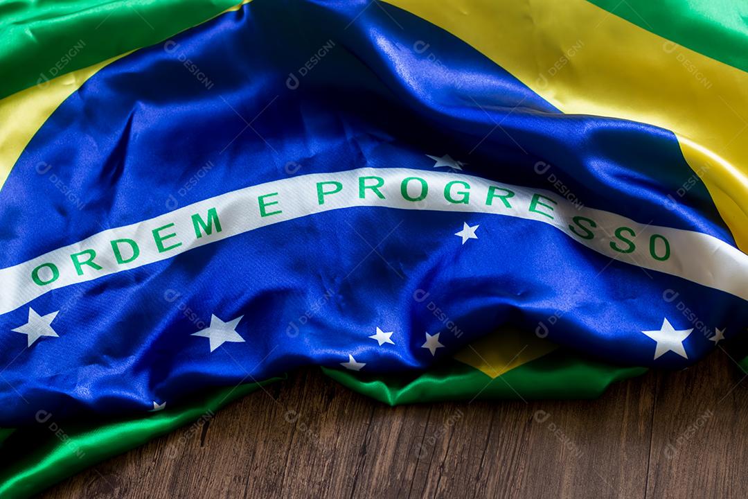 Detalhe da bandeira brasileira ondulada