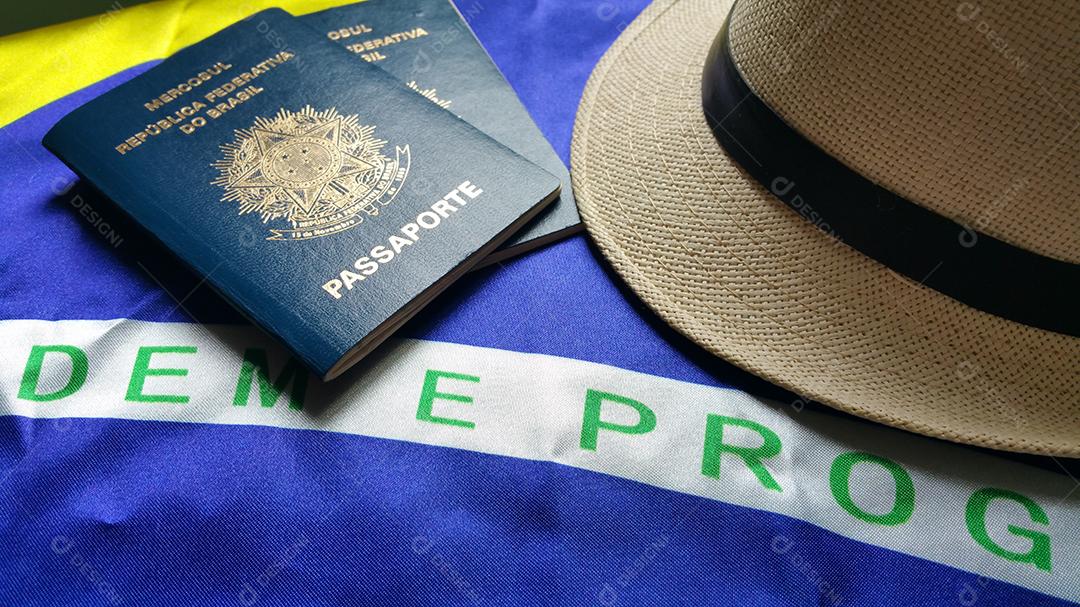 Passaporte brasileiro com bandeira brasileira ao fundo