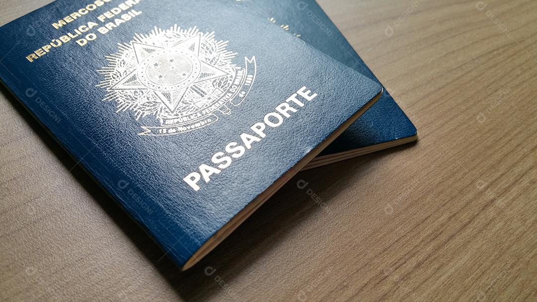 Passaporte brasileiro na mesa de madeira