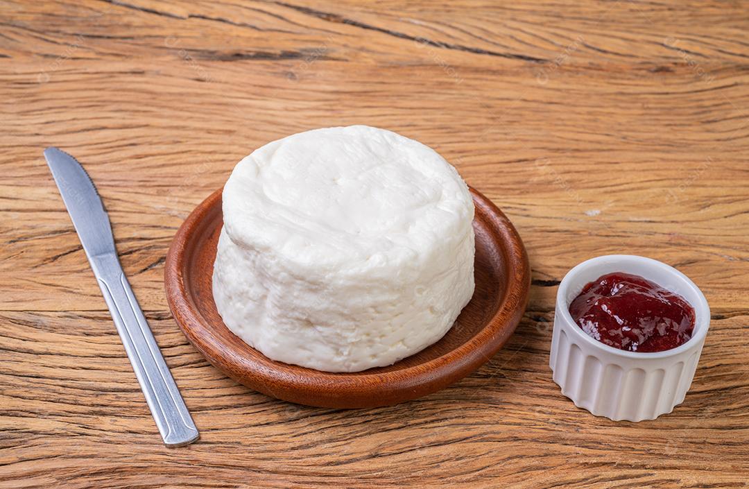 Queijo Frescal, típico queijo branco fresco brasileiro com canudo