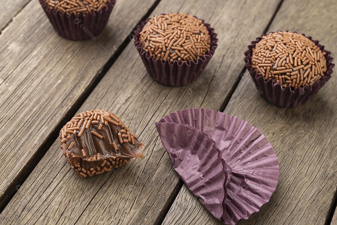 Brigadeiros típicos brasileiros, vários sabores sobre mesa de madeira