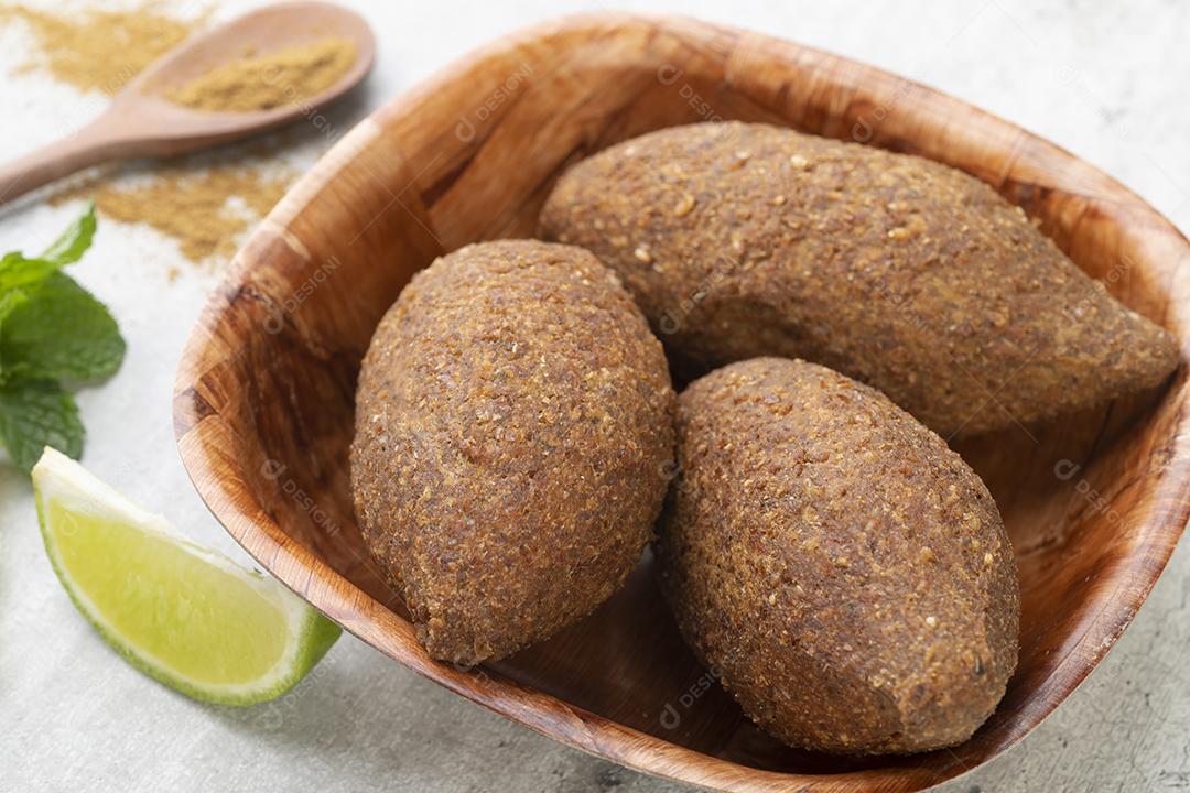 Quibe frito árabe tradicional. Lanche típico do brasil