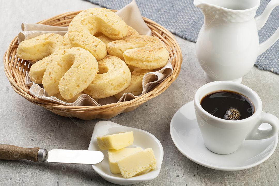 Chipas, pão típico de queijo sul-americano em uma cesta com manteiga e café