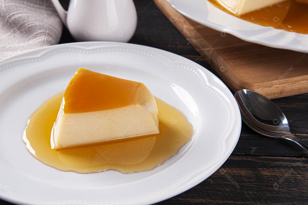 Delicioso pudim de leite condensado no prato branco