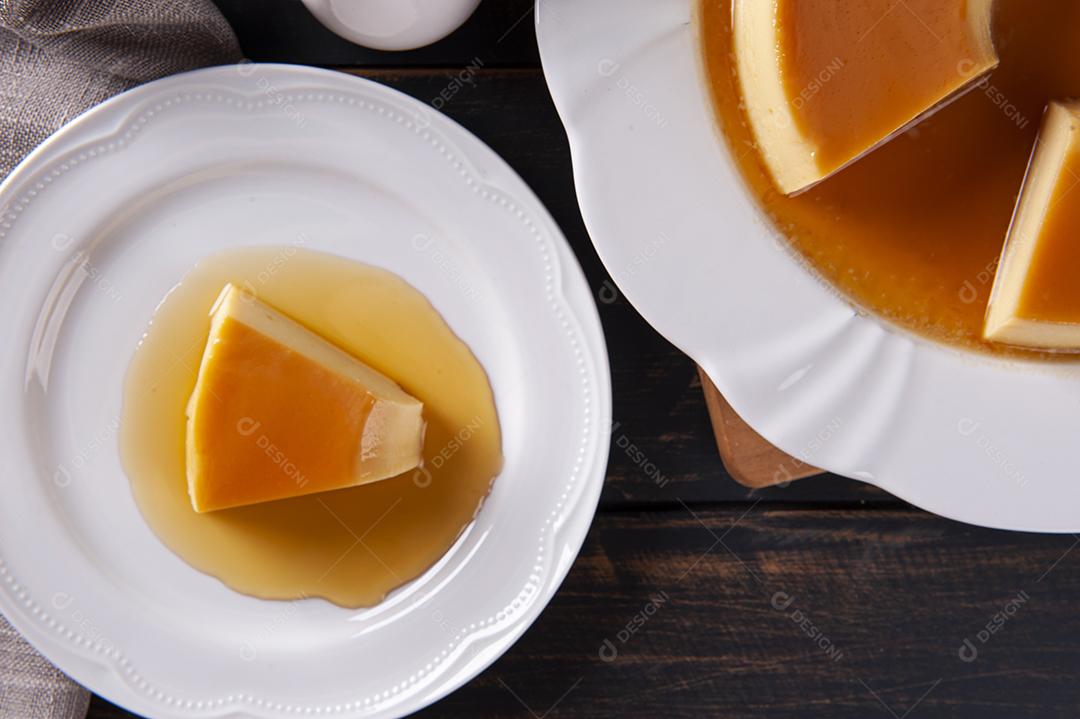 Delicioso pudim de leite condensado no prato branco