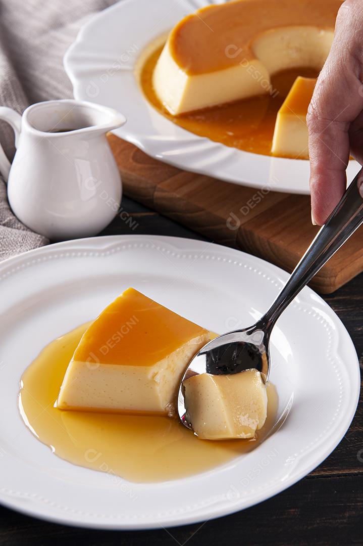 Delicioso pudim de leite condensado no prato branco