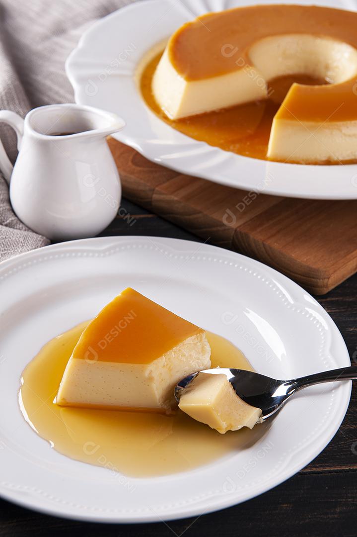 Delicioso pudim de leite condensado no prato branco