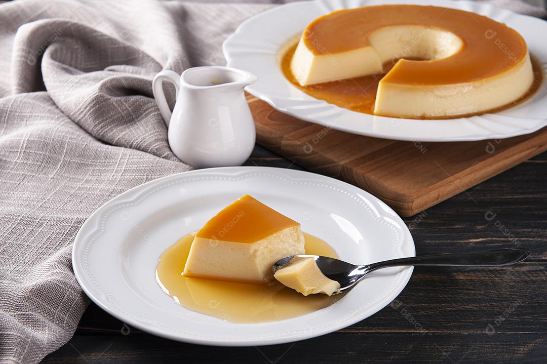 Delicioso pudim de leite condensado no prato branco