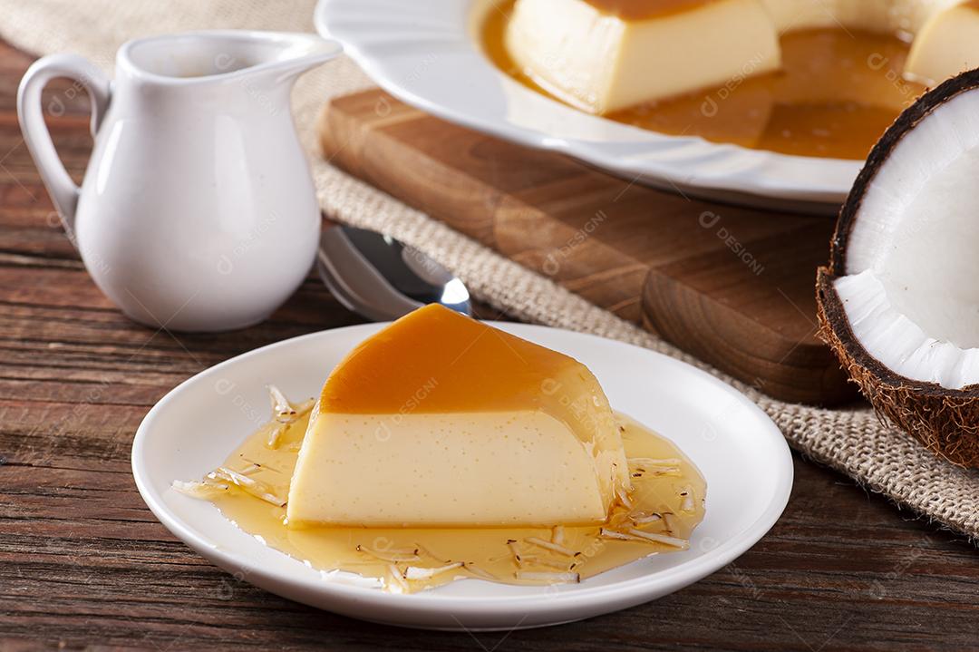 Delicioso leite condensado e pudim de coco em um prato branco.