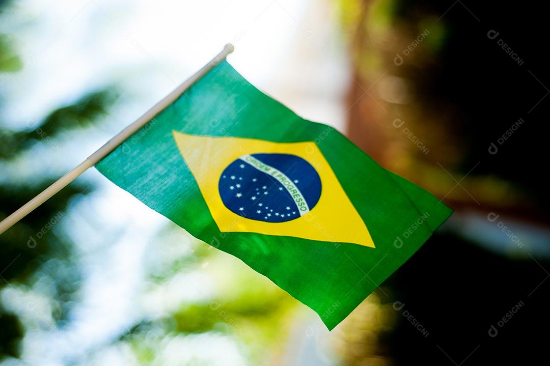 Bandeira do brasil sobre fundo desfocado