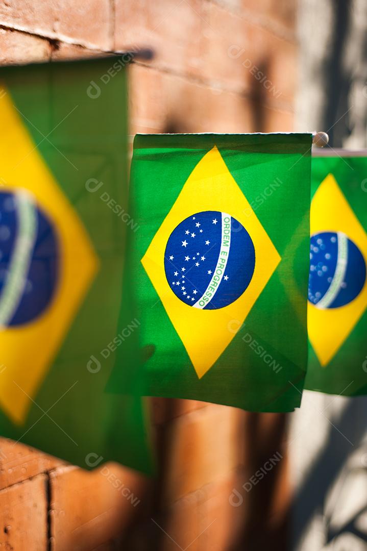 Bandeira do brasil sobre fundo desfocado