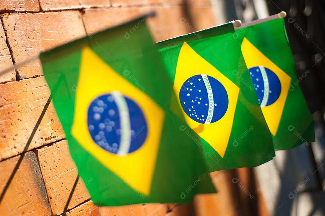 Bandeira do brasil sobre fundo desfocado