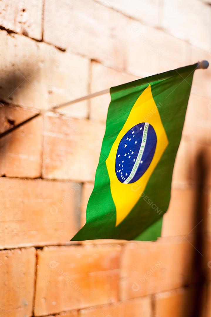 Bandeira do brasil sobre fundo desfocado