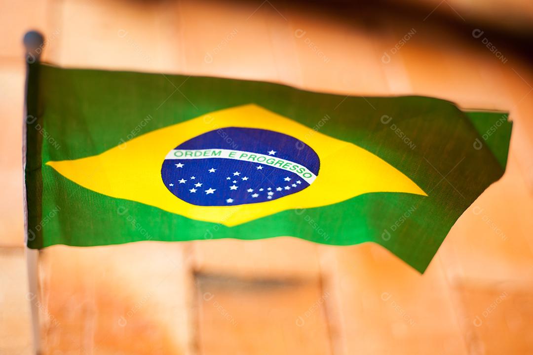 Bandeira do brasil sobre fundo desfocado