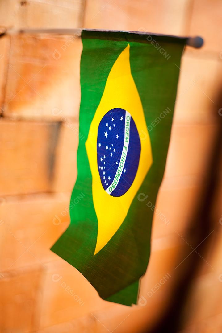 Bandeira do brasil sobre fundo desfocado