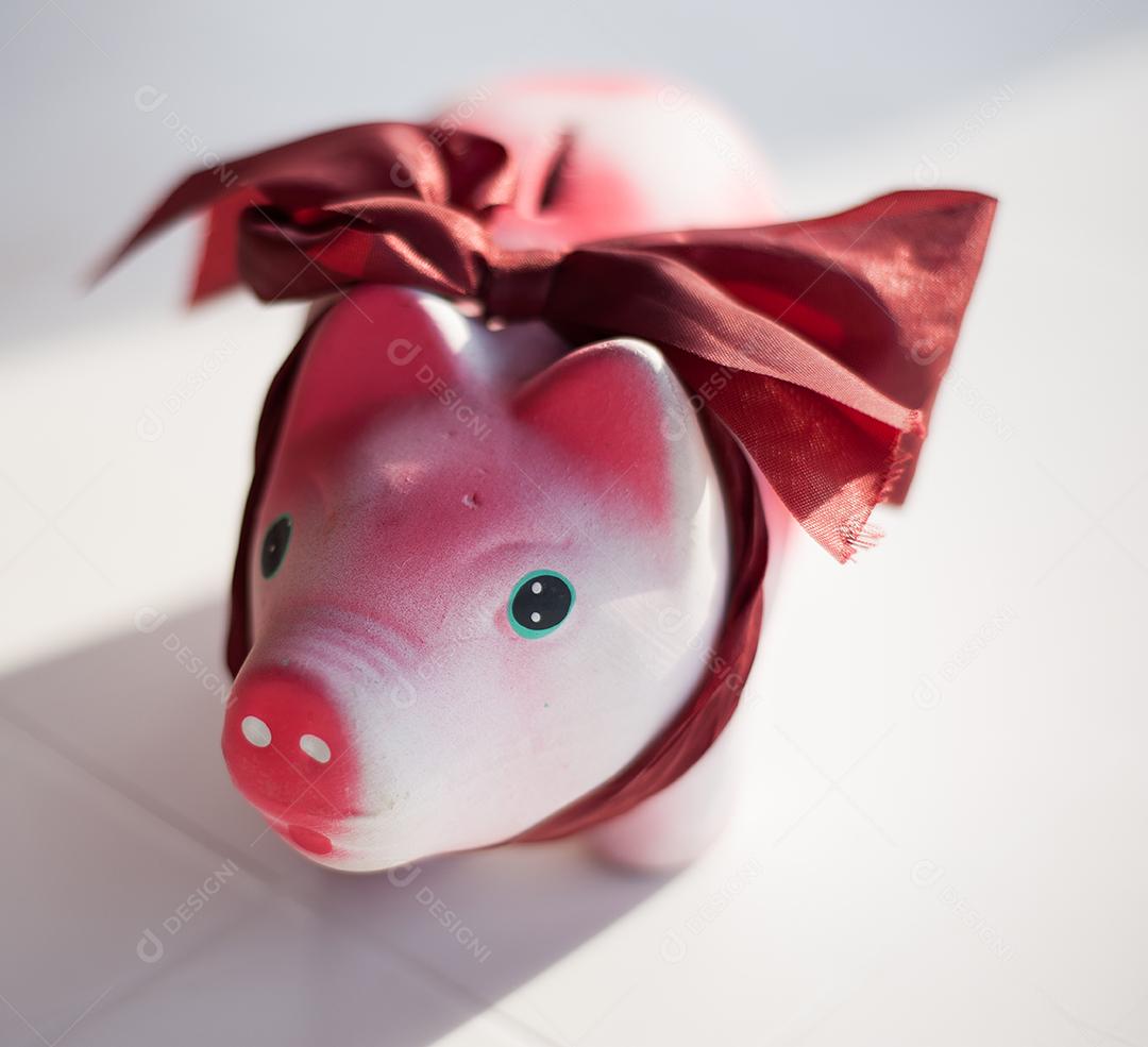 Mini porco Animal feito de barro laço sobre fundo branco