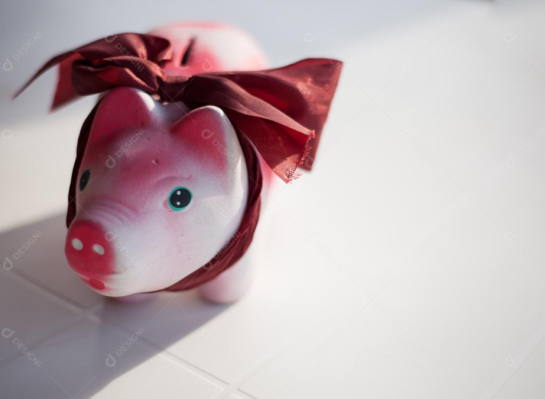 Mini porco Animal feito de barro laço sobre fundo branco