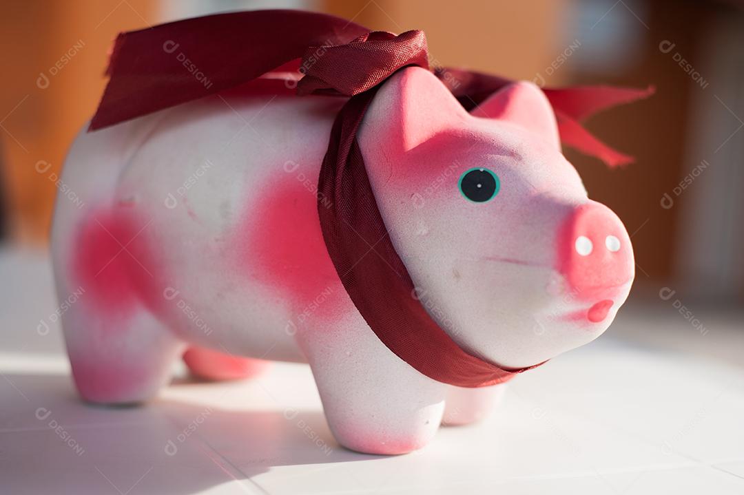 Mini porco Animal feito de barro laço sobre fundo branco