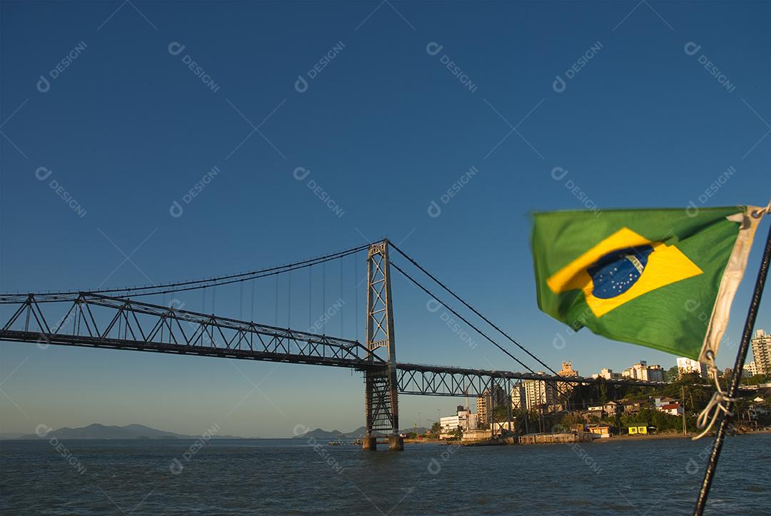 Bandeira do brasil ponte praia mar