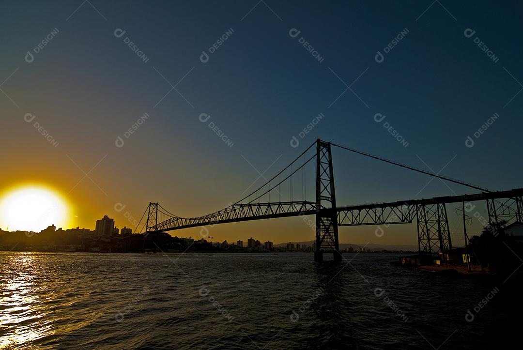 Paisagem praia por do sol ponte céu azul