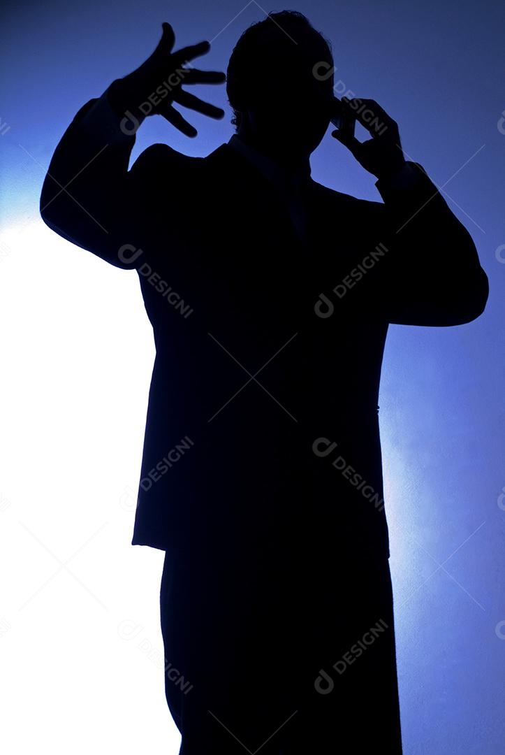 Silhueta de empresário de pé de braços abertos olhando