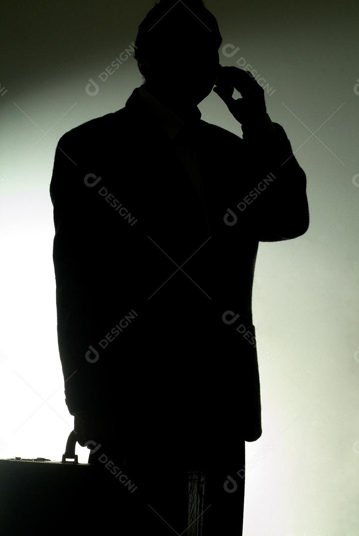 Silhueta de empresário de pé de braços abertos olhando