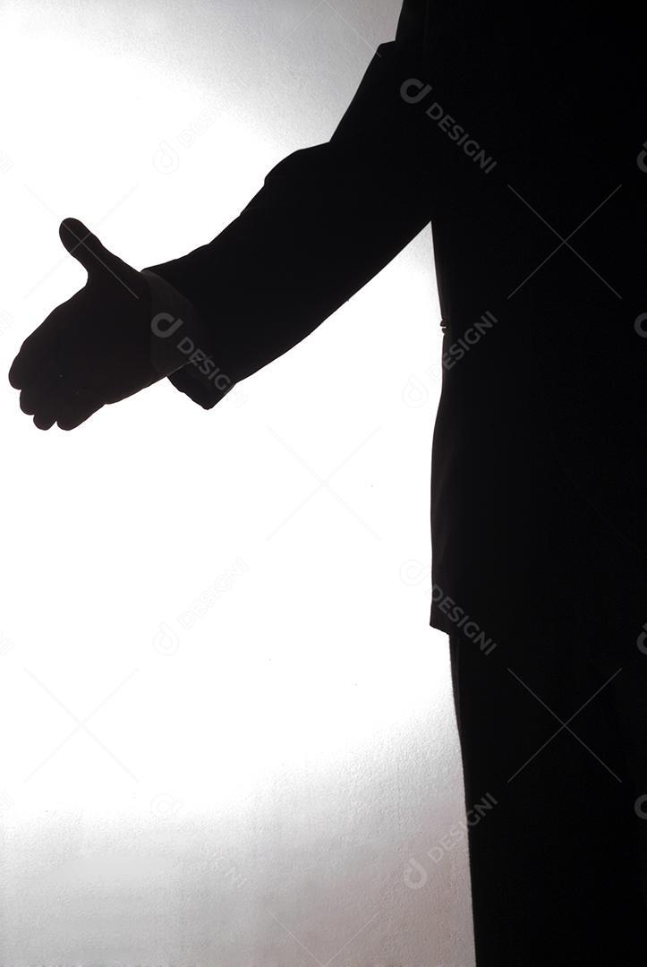 Silhueta de empresário de pé de braços abertos olhando