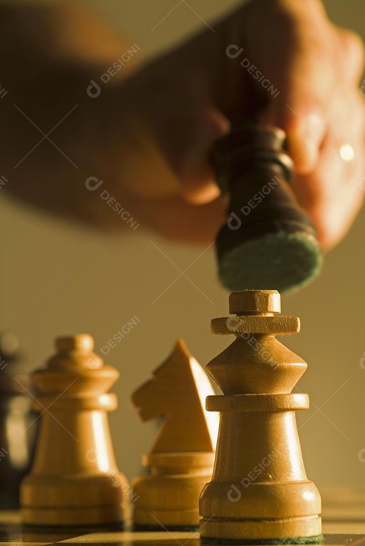 Jogo xadrez maos de pessoa mechendo nas peças