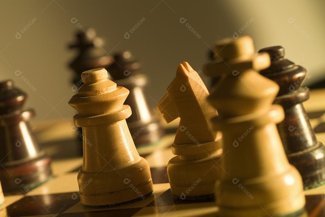 Jogo xadrez maos de pessoa mechendo nas peças