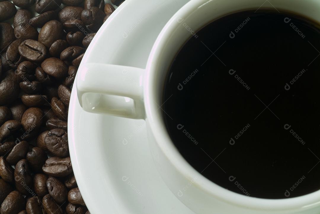 Xícaras de café sobre fundo de grãos de café
