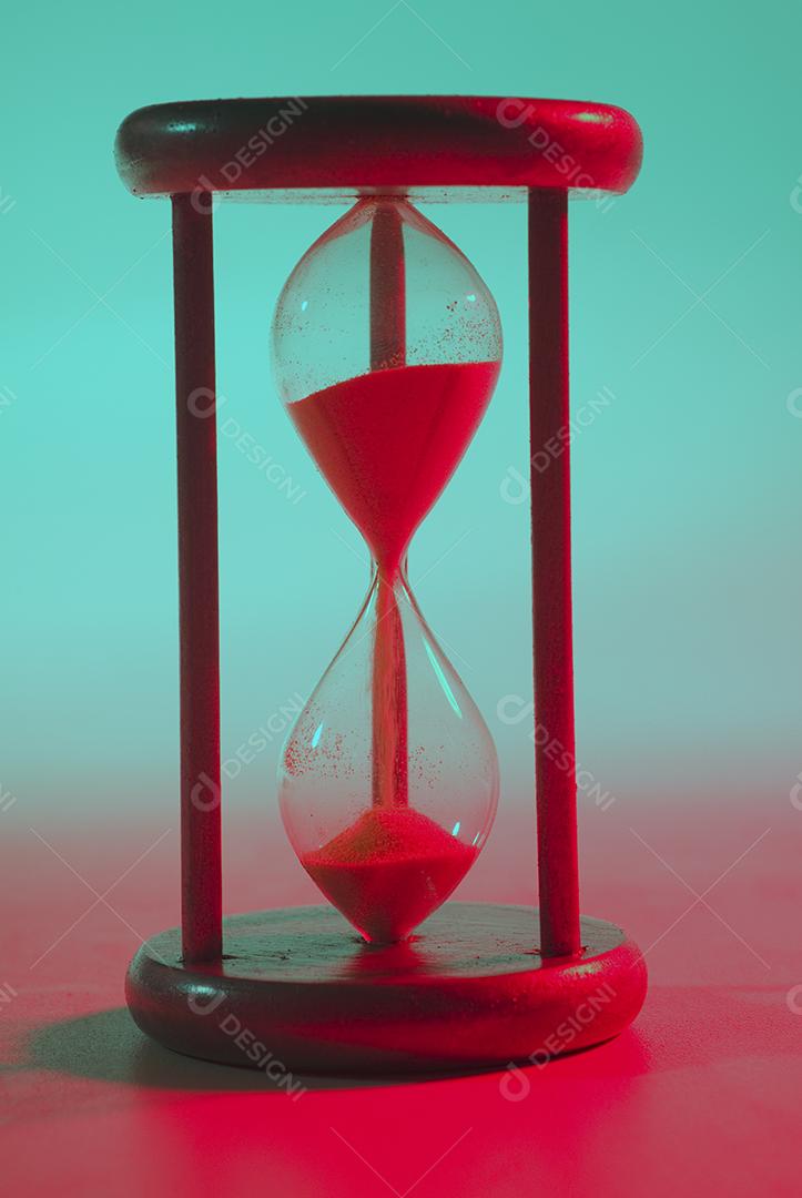 Temporizador de areia com isolado fundo vermelho