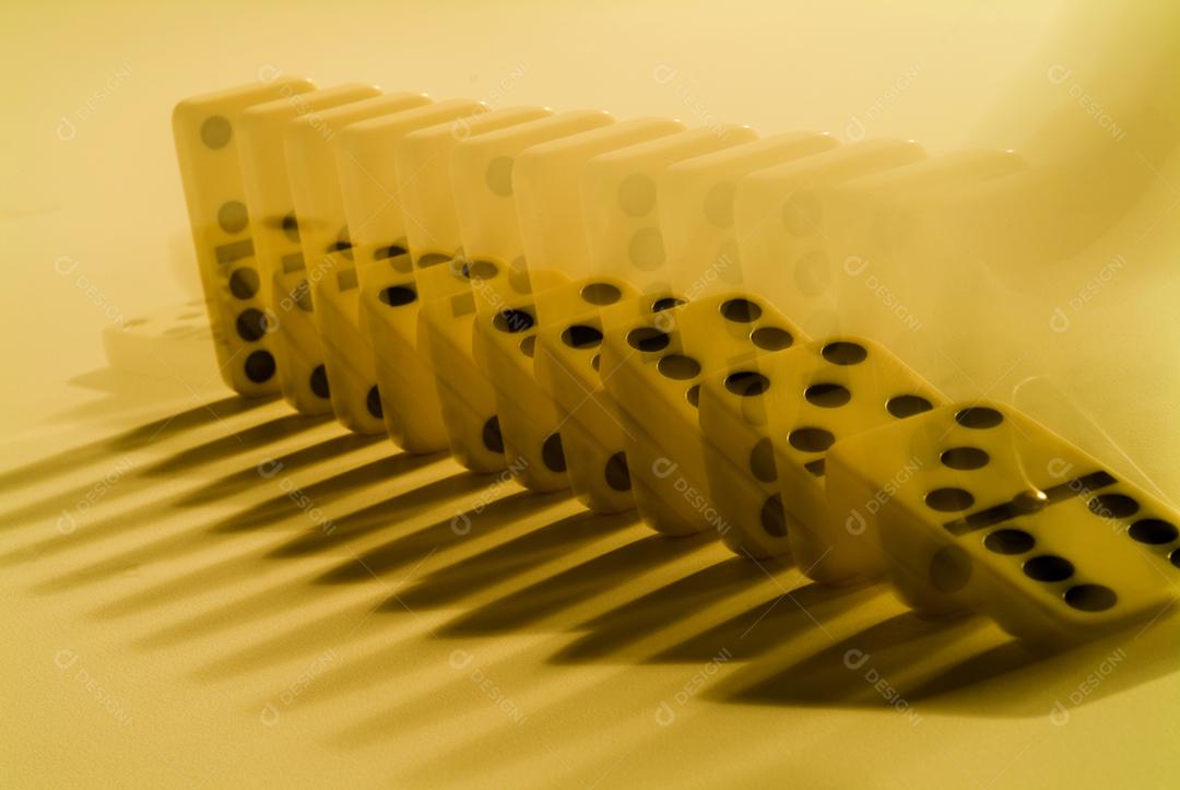 Jogo peças de Dominó sobre um fundo isolado
