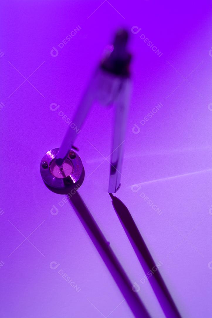 Compaço em fundo rosa